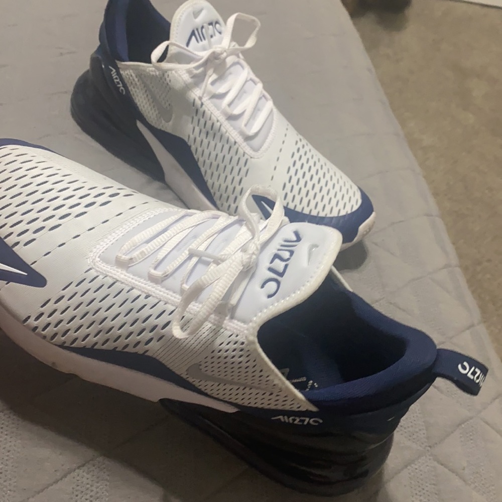White midnight navy Nike 270’s